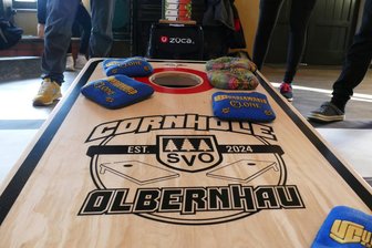 Cornhole-Turnier lockt sogar Hamburger ins Erzgebirge - Es gilt, die Maissäckchen ins Loch zu werfen.