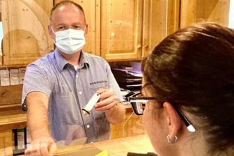 Corona: 3G-Regel löst im Erzgebirge geteiltes Echo aus - Wird vorerst zum alltäglichen Vorgang auch in der Köhlerhütte in Waschleithe: Sandro Oestereich kontrolliert einen Impfpass. Denn in einigen Lebensbereichen gilt im Erzgebirge seit Mittwoch die 3G-Regel. 