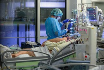 Corona: Alle Kliniken in Südwestsachsen arbeiten im Notfallmodus - Auf einer Intensivstation wird ein Covid-Patient versorgt. Wegen der Coronalage verschieben die meisten Kliniken planbare Operationen.