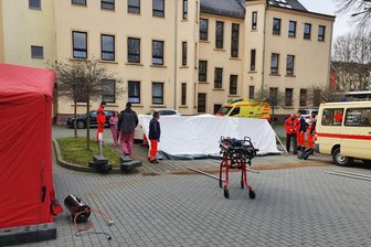 Corona-Ambulanz bei Paracelsus-Klinikum in Reichenbach - Mitarbeiter des DRK Rettungsdienstes bauen Zelte am Paracelsus-Klinikum Reichenbach auf.