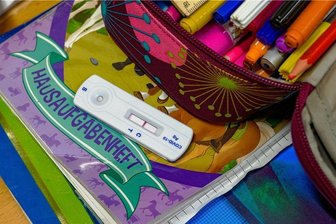 Corona an sächsischen Schulen: Droht jetzt massiver Stundenausfall? - Dieser Test war negativ. Das Coronavirus hat die Schulen aber weiter im Griff. Zahlreiche Lehrer fallen derzeit wegen Quarantäne aus. 