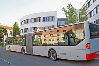 Corona-Ansteckungsgefahr im Bus: Zwickau bestellt 15 Schulbusse mehr - trotzdem bleibt es eng - Ein Schulbus am Gymnasium am Sandberg. In Spitzenzeiten werden Gelenkbusse eingesetzt. Kleinere Busse, die häufig als normale Linienbusse fahren, sind gelegentlich überfüllt.