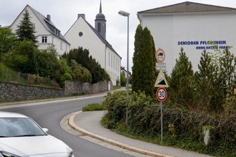 Corona: Aus für Ellefelder Heim - Noch gilt an der Bahnhofstraße zwischen Auferstehungskirche und Einmündung Schulstraße Tempo 30. Bald verschwinden die Schilder, denn das hier befindliche Pflegeheim ist geschlossen.