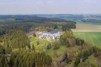 Corona bei Mitarbeiterin: BG-Klinik Falkenstein dicht - Die Klinik der Berufsgenossenschaft in Dorfstadt.