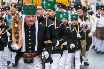 Corona: Bergparaden wackeln erneut - 2019 haben die vorerst letzten traditionellen Bergparaden in der Adventszeit stattgefunden. Knapp 500 Trachtenträger und Bergmusikanten zogen damals, am dritten Adventssonntag, durch Marienberg. 