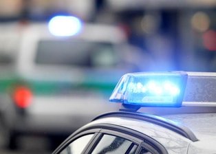 Corona-Beschränkung: Polizei löst Party auf - In Lunzenau haben Polizisten in der Nacht zum Sonntag eine Party aufgelöst, auf der Teilnehmer rechte Parolen skandiert hatten. Sie verstießen mit der Party gegen die Allgemeinverfügung zum Schutz vor einer Ausbreitung des Coronavirus.