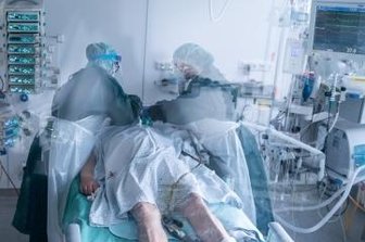 Corona-Bonus: Gut 1,7 Millionen Euro für Krankenhausmitarbeiter - Eine Pflegerin betreut einen Corona-Patienten auf der Intensivstation in Essen. Auch in der Mittweidaer Klinik wurden Corona-Patienten behandelt.