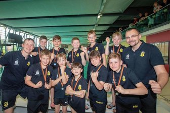 Corona bringt Zwickauer Verein neue Wasserballer - Beim diesjährigen Wasserfloh-Cup für die jüngsten Wasserballer belegte das U-10-Team des SV Zwickau 04 Platz 2. Darüber freuten sich neben den Sportlern auch Trainer Sören Giebner (links) sowie Wasserball-Jugendwart Norman Müller. 