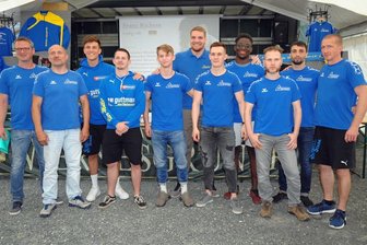 Corona: Bundesliga-Ringer aus dem Vogtland brechen Saison ab - Beim Knoblichfest wurden die Ringer des AV Germania Markneukirchen der Saison 2019/20 vorgestellt. Im Foto: die anwesenden Ringer u Trainer sind auf dem Foto (von links): Jörg Guttmann (Mannschaftsleiter), Trainer André Backhaus, Julian Gebhard, Roman Walter, Marco Stoll, Franz Richter, Justin Müller, Friedrich Fouda, René Roth, Seyran Simonyan, Trainer Andy Schubert.