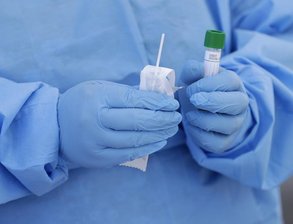 Corona: Das ist die Lage im Landkreis Zwickau am Montag - Die Anzahl der mit dem Coronavirus Infizierten im Landkreis Zwickau ist weiter gestiegen.