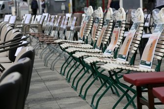 Etwa 60 Gastronomen haben am Freitagmittag auf dem Zwickauer Hauptmarkt auf ihre schwierige Lage aufmerksam gemacht.