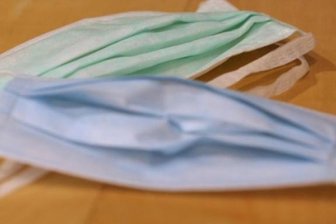 Corona: Das ist die Lage im Landkreis Zwickau am Wochenende - Auch Mitarbeiter in Supermärkten tragen derzeit Mundschutze.