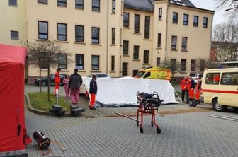Corona: Das ist neu am Mittwoch im Vogtlandkreis - Mitarbeiter des DRK Rettungsdienstes bauten am Dienstag Zelte am Paracelsus-Klinikum Reichenbach auf.
