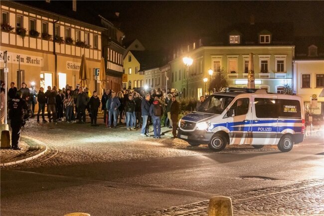 Corona-Demos in Zwönitz: Amtsgericht verurteilt Organisator zu 1800 Euro Strafe - Erneut haben sich am Montag in Zwönitz Menschen versammelt, die dann durch die Bergstadt zogen. 