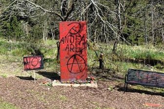 "Corona-Denkmal" im Osterzgebirge: Unbekannte besprühen Stein mit Farbe - In der Nacht von Sonntag auf Montag haben Unbekannte das "Corona-Denkmal" der "Freien Sachsen" mit roter und schwarzer Farbe besprüht.