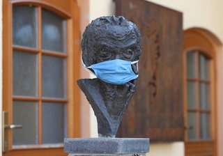 Diese Plastik von Heinz Tetzner in Gersdorf geht mit der Zeit.