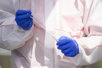 Corona: Die Lage im Vogtland am Donnerstag, 16. April - Ein Mitarbeiter hält in einem Corona-Abstrichzentrum einen Test auf das Coronavirus Sars-Cov-2 in den Händen.