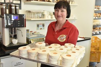 Corona: Die Lage im Vogtland am Freitag - Bäckermeister Frank Behrendt aus Zwota bringt in Zeiten der Klopapier-Hamsterei in seinen Filialen eine besondere Kuchenkreation auf den Ladentisch (präsentiert von Manuela Behrendt). Die mit Erdbeer- und Schokocreme gefüllte Biskuitrolle ist von einer an Papier erinnernden Zuckerschicht umhüllt.