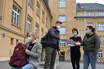 Corona-Effekt? Andrang an Gymnasien - Die Zehntklässler Antonia, Kilian, Nora und Emina (von links) beenden in wenigen Tagen ihre Ausbildung an der Oberschule Lichtenau. Die fünften Klassen starten neu in der Bildungsstätte, dieses Jahr mit drei Klassen. 