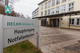 Corona-Einsatz: Soldaten helfen erneut in Kliniken im Westerzgebirge - Am Helios-Krankenhaus in Aue starten zur Frühschicht am Freitag mehrere Bundeswehrsoldaten ihren Dienst.