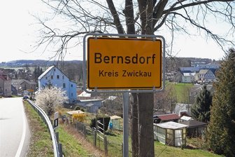 Corona-Epidemie: Zwei Tote im Landkreis Zwickau - In Bernsdorf wurden die ersten Corona-Infektionen im Landkreis Zwickau festgestellt. Am Montag bestätigte das Sozialministerium, dass zwei Personen aus dem Ort an dem Virus gestorben sind. Auch im gesamten Landkreis steigt seit Tagen die Anzahl der Corona-Infizierten an. 