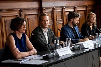 Corona-Expertenrat: Masken und Tests sinnvoll - viele Fragen offen - Die Soziologin Jutta Allmendinger (l-r), der Virologe Hendrik Streeck, Harald Wilkoszewski, Abteilungsleiter Kommunikation und Pressesprecher des WZB, und die Virologin und Chemikerin Helga Rübsamen-Schaeff, Virologin nehmen an einer Pressekonferenz des Sachverständigenausschuss zur Evaluation des Infektionsschutzgesetzes (IfSG) teil.