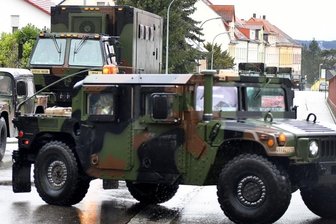 Konsequenzen haben die Coronafälle auch für die Großübung Defender 2020. Fahrzeuge der US-Streitkräfte stoppen auf dem Weg in Richtung Osten in der Wettiner-Kaserne der Bundeswehr in Frankenberg. Hier wurden zwei Infizierte festgestellt, die nun in häuslicher Quarantäne sind.