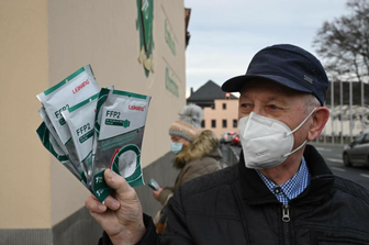 Corona: Feuerwehr bringt Spezialmasken zu Über-70-Jährigen -