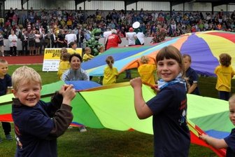 Corona-Folge: Sportvereine im Vogtland verlieren 1300 Mitglieder - Ein Bild aus einer anderen Zeit. Es zeigt junge Sportlerinnen und Sportler sowie eng beieinander stehende Gäste bei der Eröffnung der Vogtlandspiele vor sieben Jahren im Stadion Falkenstein. 