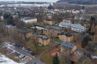 Corona-Folgen: Mehr Menschen müssen in die Psychiatrie - Das Sächsische Krankenhaus in Rodewisch: Die Einrichtung mit den Schwerpunkten Psychiatrie und Psychotherapie für Kinder, Jugendliche und Erwachsene sowie für Neurologie registriert einen deutlichen Anstieg der Störungen infolge der Pandemie.