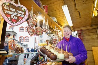Corona-Folgen und Energie-Not: Was wird in diesem Jahr aus dem Plauener Weihnachtsmarkt? - 2019 verkaufte Jaqueline Hickmann zum bislang letzten Mal beim Weihnachtsmarkt auf dem Plauener Altmarkt ihre Schockäpfel und Lebkuchenherzen. Ihre Familie ist in fünfter Generation im Schaustellergeschäft und hat unter der Coronapandemie mit ihren Lockdowns erheblich gelitten. 