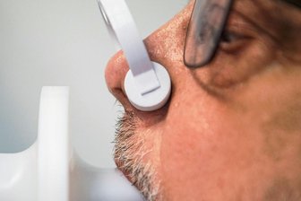 Corona hat bis zu 200 Langzeit-Symptome - Symptom Luftnot: Ein Long-Covid-Patient lässt seine Lungenfunktion mit einem Bodyplethysmographen überprüfen.
