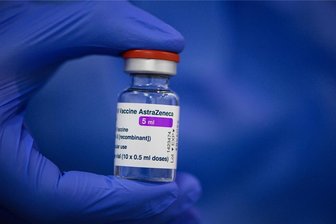Corona-Impfschaden: Etappensieg für Klägerin aus Hof vor Oberlandesgericht - Nach einer Impfung mit Astra-Zeneca-Impfstoff Vaxzevria hat eine Frau aus Hof eine Darmvenenthrombose erlitten. Das ist laut ihrem Anwalt vom Freistaat Bayern anerkannt. Nun fordert die Frau vom Hersteller Astra-Zeneca Schadensersatz und Schmerzensgeld.