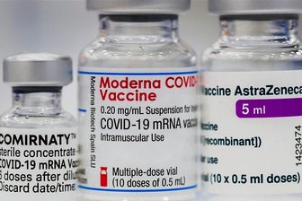 Corona-Impfstoffe: Was über Nebenwirkungen bekannt ist - Die Impfstoffe von Biontech/Pfizer, Moderna und Astrazeneca. Ein Bericht des Paul-Ehrlich-Instituts listet die bisher erfassten Fälle von Nebenwirkungen auf.