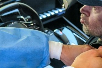 Corona-Impfung durchs Wagenfenster - Autoscheibe runterlassen, Ärmel hochkrempeln, Spritze bekommen: Am "Drive-Impf" in Aue brauchte man nicht mal auszusteigen. Das war bequem, allerdings kamen viele Bürger zu Fuß.
