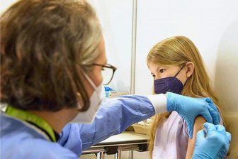 Corona-Impfung für Kinder: Internetportal vermittelt Ärzte - auch in Sachsen - Eine Impfstraße für Kinder von fünf bis elf vergangene Woche in Wien: Die Impfung wurde "off label" mit dem Vakzin von Biontech/Pfizer angeboten. Auch in Deutschland vermittelt eine Initiative solche Angebote.