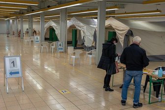 Corona-Impfung für Kinder: Start in Eich nach Weihnachten - In der Halle des Impfpunktes Eich sind mit Zelten provisorische Behandlungsräume aufgebaut, in denen die Impfungen erfolgen - zwischen Weihnachten und Silvester auch für Kinder, ab Januar immer samstags.