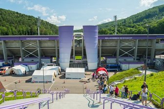 Corona-Impfung statt Fußball: Lange Schlange vor Auer Stadion - Schon am Vormittag bildete sich eine Schlange vor der Anmeldung.