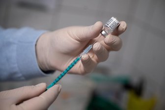 Corona-Impfung: Stiko empfiehlt Auffrischung für Senioren über 70 - 