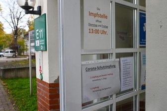 Corona-Impfungen in Chemnitz: Teils stundenlange Wartezeiten - In der Impfstelle am Klinikum Chemnitz ließen sich zuletzt etwa 100 Menschen pro Öffnungstag (zwei Stunden) immunisieren. Nun wird über eine Ausweitung der Öffnungszeiten nachgedacht.