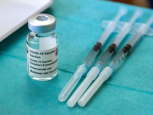 Drei vorbereitete Spritzen mit dem Corona-Impfstoff Astrazeneca liegen bereit.