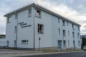 Corona in Ellefelder Pflegeheim - Versorgung der Patienten bedroht - Im Ellefelder Pflegeheim Anne-Katrin Frank gibt es einen großen Corona-Ausbruch, zahlreiche Mitarbeiter und Patienten sind positiv getestet.