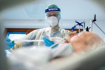 Corona in Sachsen: 42 Orte über Inzidenz von 500 - Intensivpfleger in Schutzausrüstung auf einer Intensivstation.