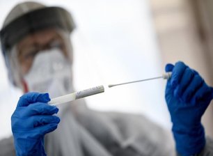 Corona in Sachsen: 57 weitere Todesfälle seit Freitag - Von Freitag auf Montag meldeten die sächsischen Landkreise und kreisfreien Städte 3453 neue Corona-Fälle.