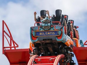 Corona in Sachsen: Die neuen Lockerungen -             Besucher fahren mit der Achterbahn "Huracan" im Freizeitpark Belantis.