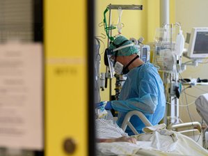 Ein Intensivpfleger ist auf der Covid-19 Intensivstation (ITS) im Städtischen Klinikum Dresden mit der Versorgung von Corona-Patienten beschäftigt.