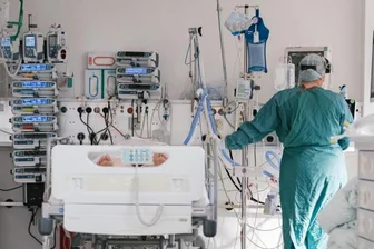 Corona in Sachsen: Noch 20 Kommunen über Inzidenz von 500 - Eine Pflegerin versorgt auf einer Intensivstation einen an Covid-19 erkrankten Patienten.