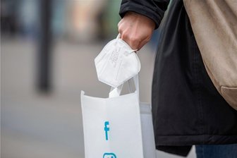 Corona in Sachsen: Regierung sieht keine drohende Überlastung der Krankenhäuser - Die Maske bleibt nur noch in bestimmten Bereichen Pflicht. Das Einkaufen soll in Sachsen trotz hoher Infektionszahlen bald ohne möglich sein. 
