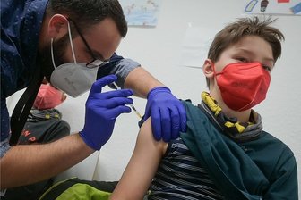 Corona in Sachsen: Was Impfexperten unseren Lesern antworten - Während in Sachsen die Vorbereitungen noch laufen, werden in Rheinland-Pfalz bereits Kinder unter zwölf Jahren geimpft - hier Benjamin (rechts) und sein Zwillingsbruder Dominik (im Hintergrund). 