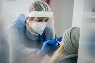 Corona in Sachsen: Zahl der Kommunen mit Inzidenz 0 sinkt wieder - Mund- und Nasenabstrich für einen Corona-Schnelltest.